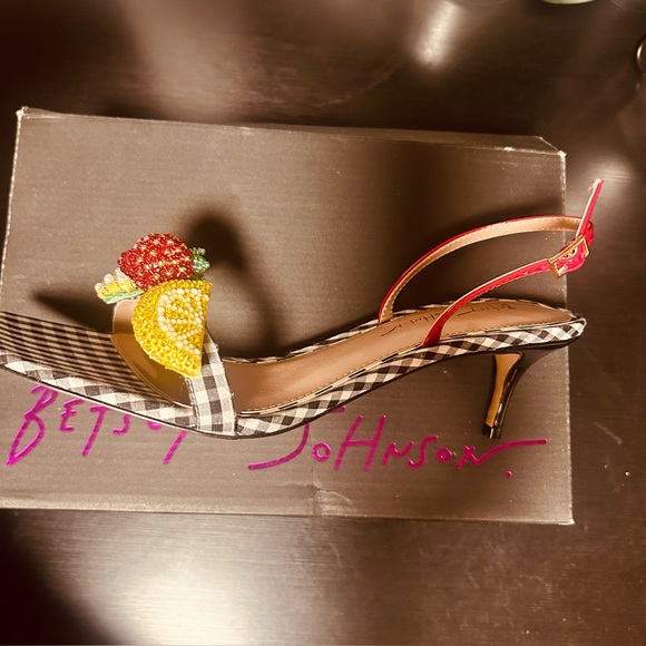 ❤️💛💚Betsey Johnson Gingham Heels with Fruit Accents - Red and Black - Picture 3 of 5